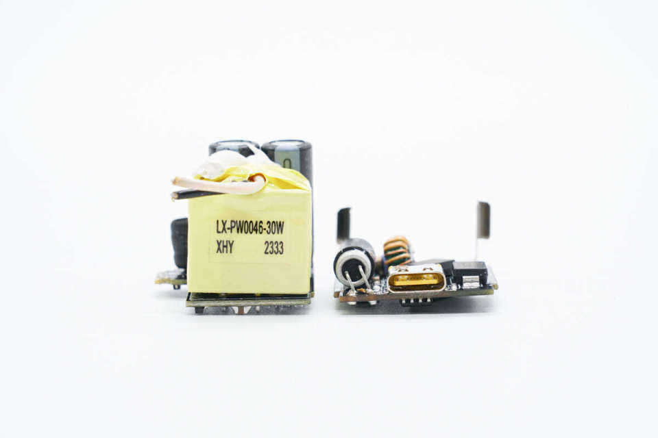 小巧迷你，iPhone 15新机用户的优选伴侣 大麦30W氮化镓快充拆解评测