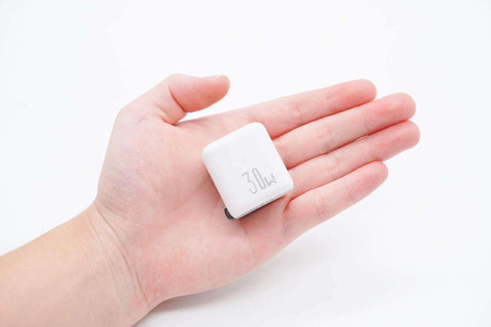 小巧迷你，iPhone 15新机用户的得力搭档 大麦30W氮化镓快充头深度拆解